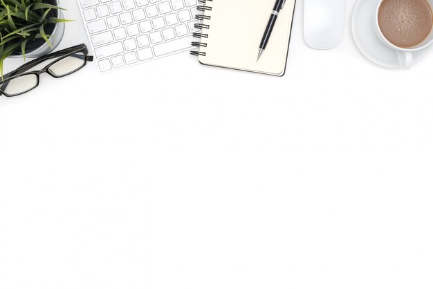 Fournitures de bureau avec ordinateur sur bureau blanc