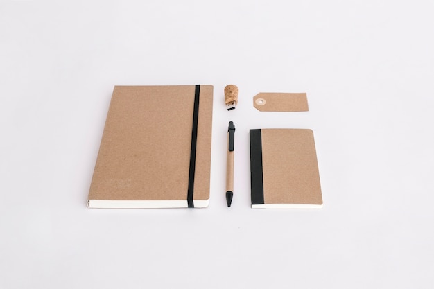 Photo gratuite fournitures de bureau en papier kraft