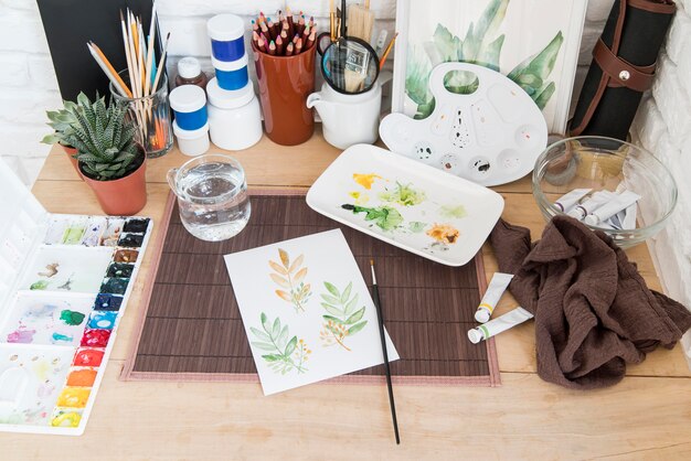 Fournitures de peinture à angle élevé sur le bureau