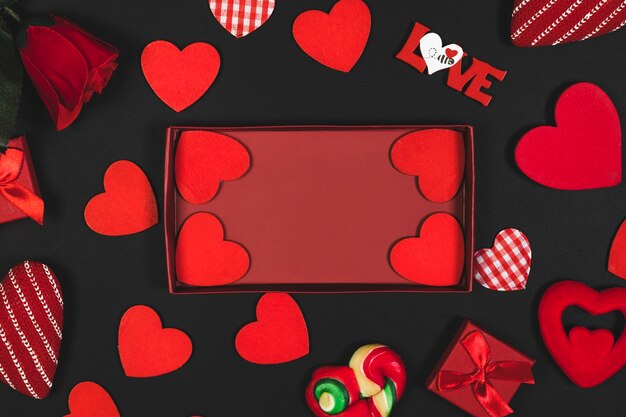 Fournitures de Saint Valentin sur fond noir