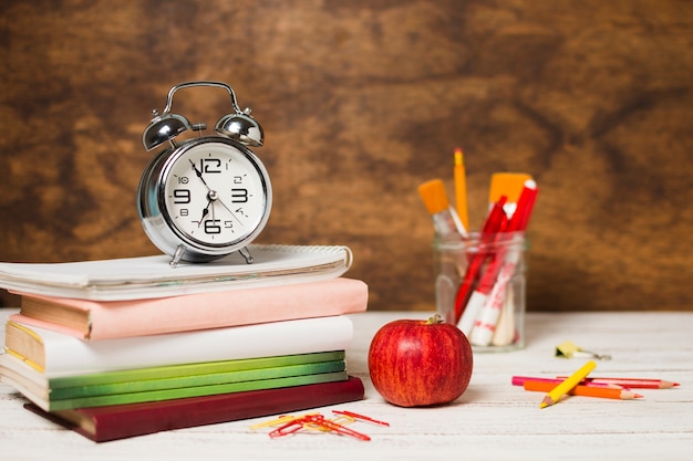 Fournitures scolaires sur un bureau blanc