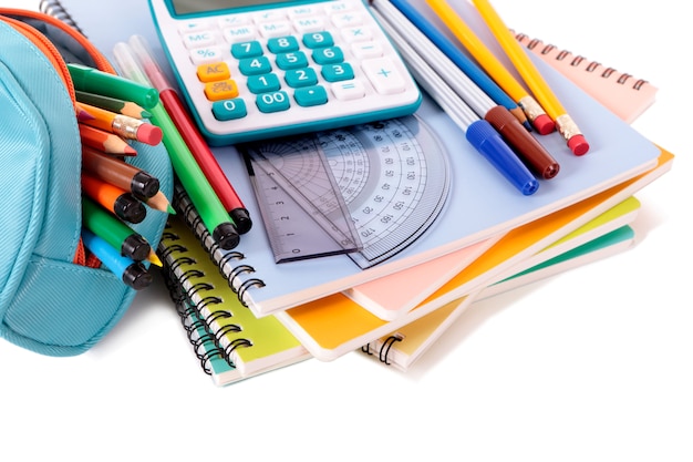 Photo gratuite fournitures scolaires avec calculatrice