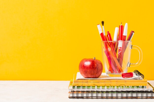 Fournitures scolaires couleurs chaudes vue de face