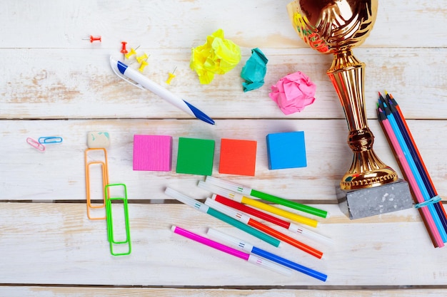 Fournitures scolaires sur fond de bois