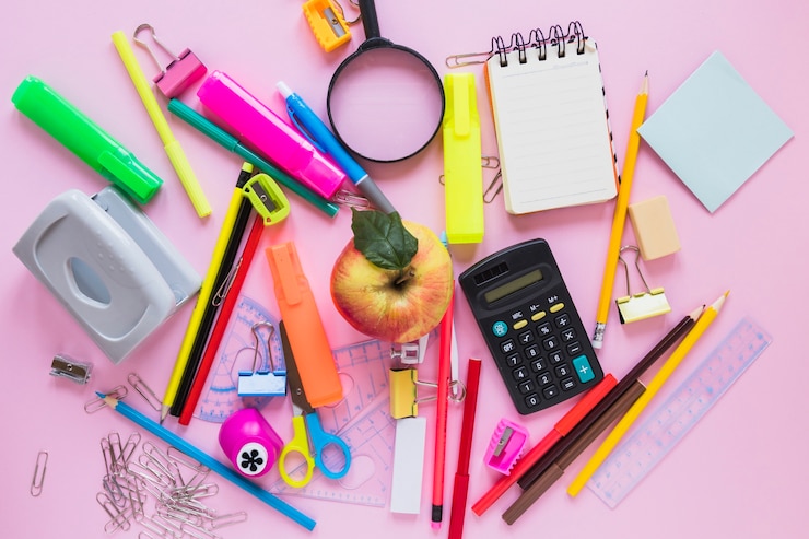 Photo gratuit les fournitures scolaires et les pommes sont disposées au hasard.