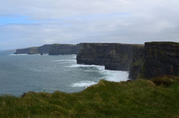 Le fracas des vagues de la baie de Galway sur les falaises de Moher situé en Irlande