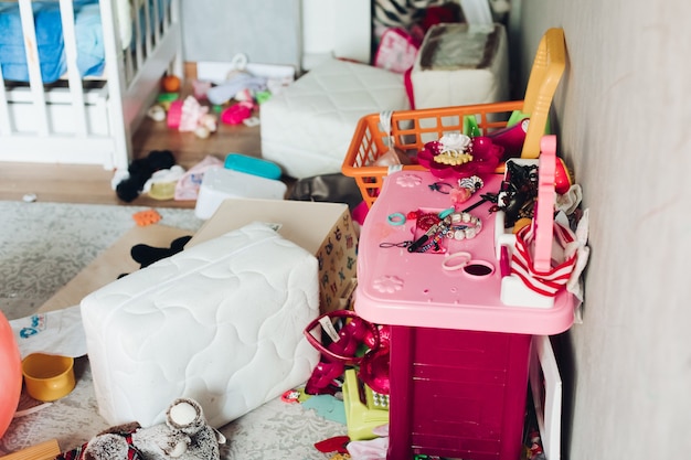 Fragment d'une photo d'une chambre d'enfants avec des objets et des jouets éparpillés