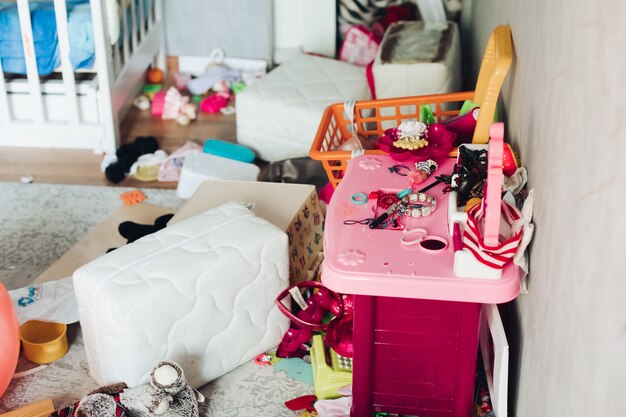 Fragment d'une photo d'une chambre d'enfants avec des objets et des jouets éparpillés