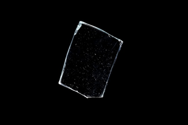 Fragments de verre isolés sur fond noir. fenêtre endommagée. objet endommagé. photo de haute qualité
