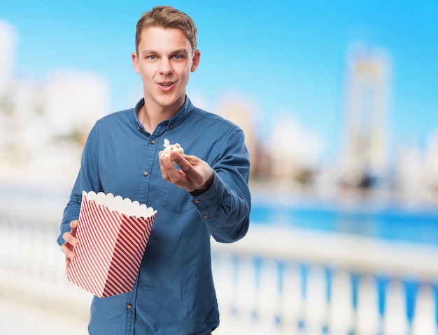 fraîche jeune homme avec pop-corn