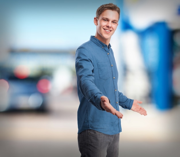 fraîche jeune homme signe de bienvenue