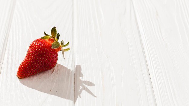 Fraise fraîche sur fond en bois