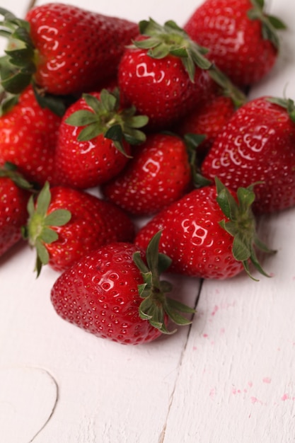 Fraise fraîche sur une table blanche