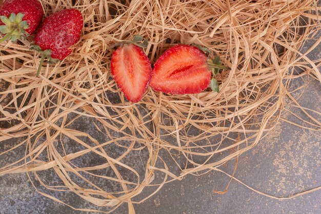 Fraise hachée sur une surface en marbre