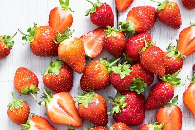 Fraise sur la vue de dessus de table en bois blanc