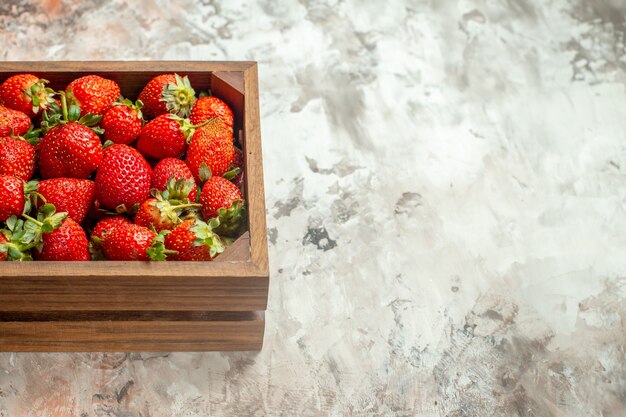 fraises sur boîte en bois avec espace de copie