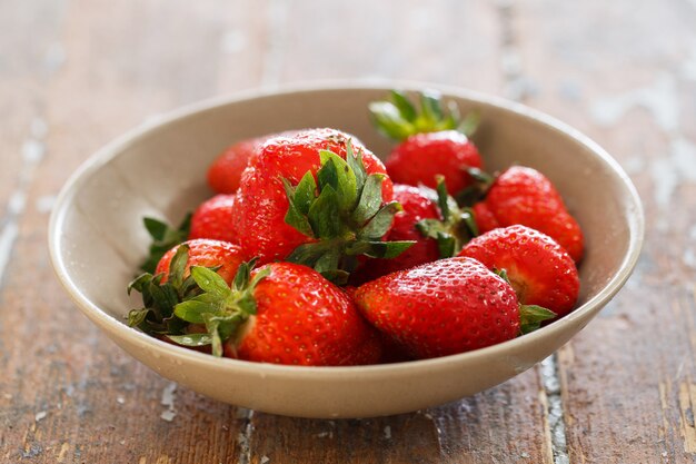 Fraises délicieuses sur la table