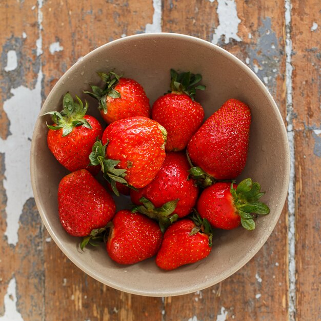 Fraises délicieuses sur la table