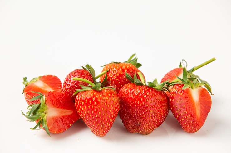 Photo gratuit fraises sur fond blanc