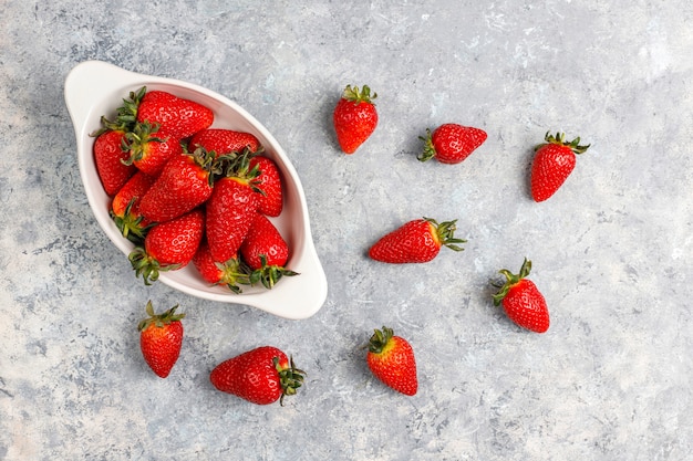 Fraises juteuses fraîches sur fond clair, vue de dessus