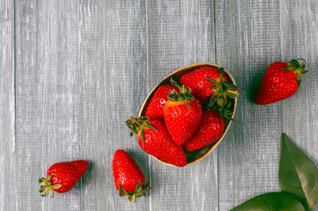 Fraises juteuses fraîches à la lumière