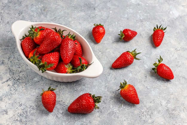 Fraises juteuses fraîches sur mur clair, vue de dessus