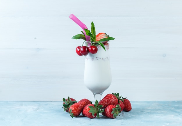 Photo gratuite fraises et milkshake tropical aux cerises