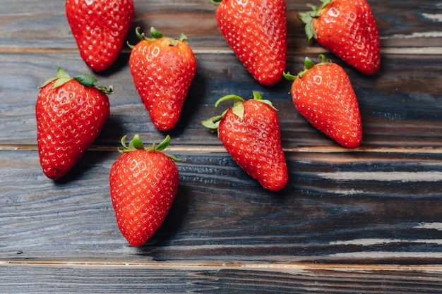 Fraises sur une planche de bois. motif de fruits.