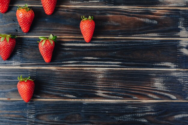 Fraises sur une planche de bois