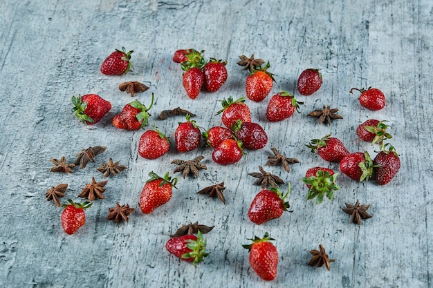 Fraises Rouges Fraîches Et Clous De Girofle Sur La Surface En Marbre