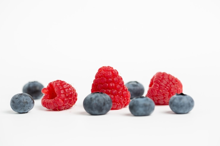 Photo gratuit framboises et bleuets isolés