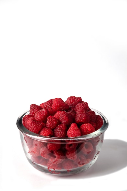 Framboises dans un bol en verre isolé