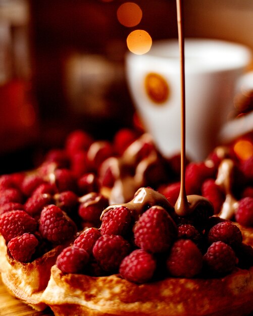 Framboises sous chocolat sur la table