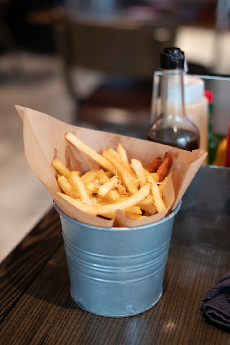 Photo gratuit français frit dans le panier