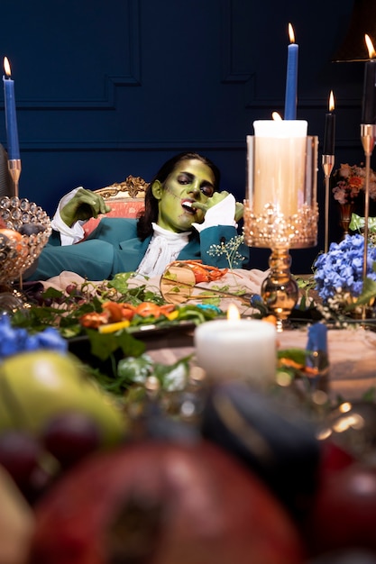 Photo gratuite frankenstein à coup moyen assis à table