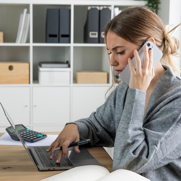 Freelance à coup moyen parlant au téléphone