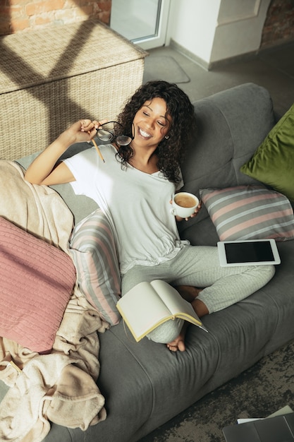 Photo gratuite freelance femme afro-américaine pendant le travail au bureau à domicile en quarantaine