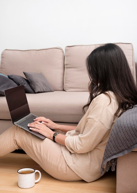 Freelance femme au travail à domicile