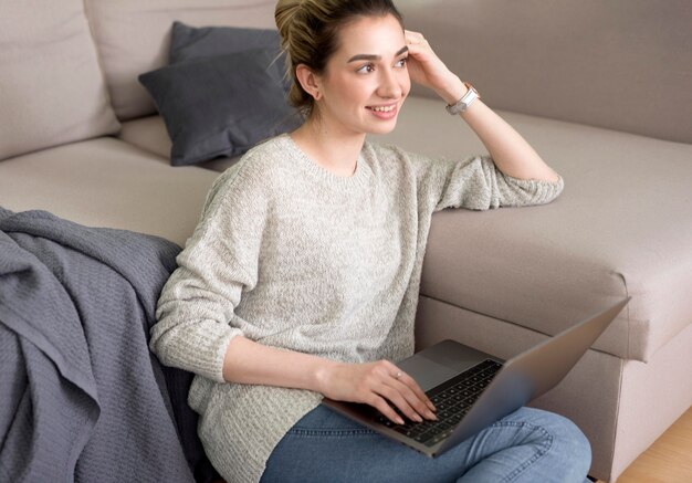 Freelance femme travaillant sur ordinateur portable