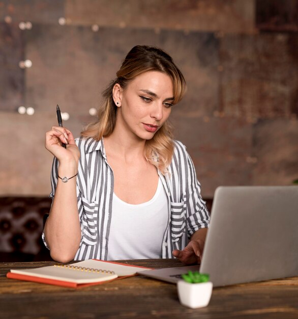 Freelance femme vérifiant un ordinateur portable