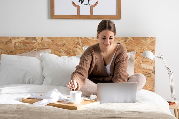 Freelance full shot travaillant dans la chambre