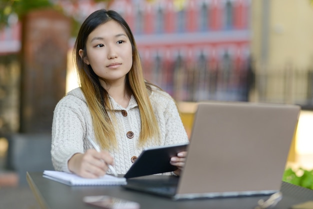 Freelance travaillant à l'extérieur