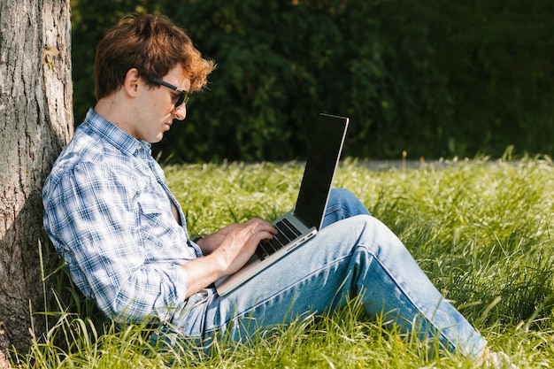 Freelancer dans le parc de travail