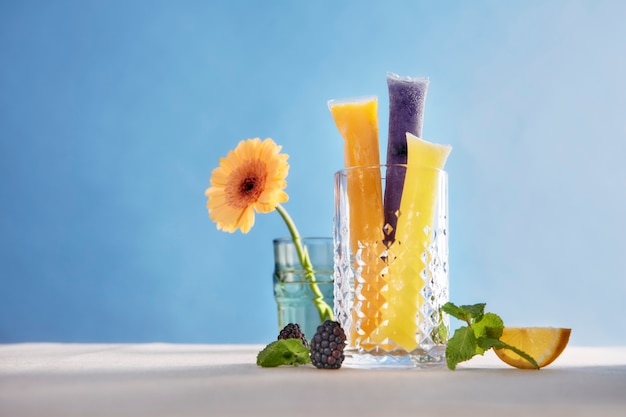 Photo gratuite freezies brésiliens typiques nature morte