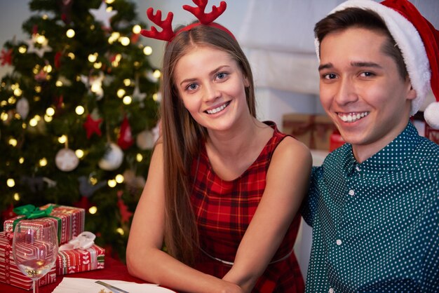 Frère et soeur posant à la table