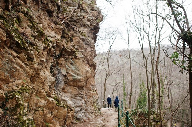 Frères marchant au parc de Znojmo en République Tchèque