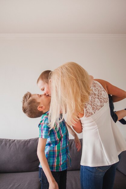 Les frères s'embrassent à côté de leur mère