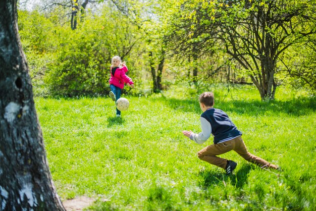 Frères et sœurs actifs jouant au football