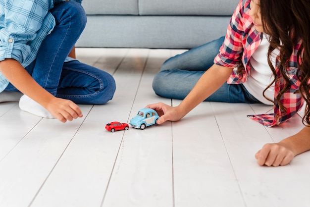 Frères et sœurs à angle élevé jouant avec des jouets