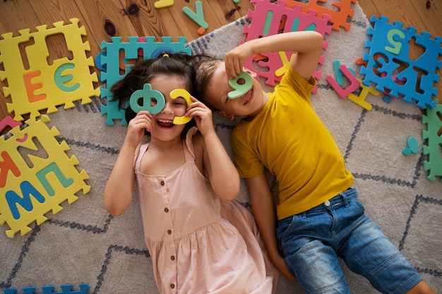 Photo gratuite frères et sœurs jouant avec des jouets casse-tête